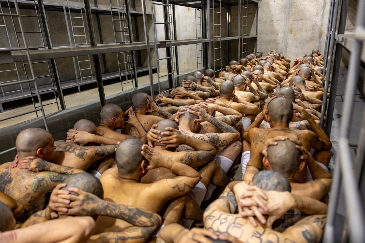 El Gobierno de El Salvador trasladó la madrugada de este viernes a 2,000 supuestos pandilleros a una nueva mega carcel, 
<a href="https://www.univision.com/noticias/america-latina/megaprision-bukele-salvador-pandilleros-terroristas-mara-salvatrucha-barrio-18-fotos">el Centro de Confinamiento del Terrorismo (Cecot)</a>, que tiene capacidad para unas 40,000 personas, según informó el presidente Nayib Bukele.