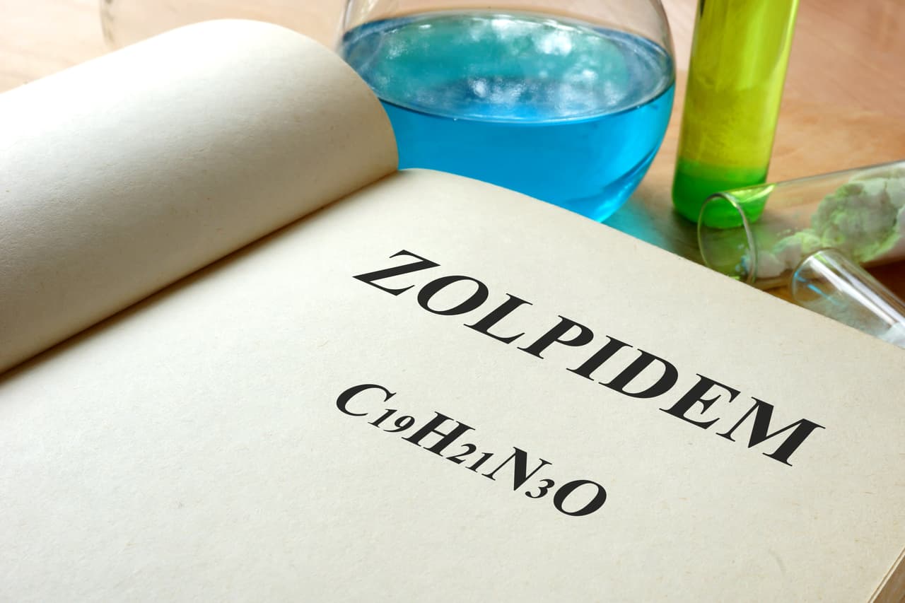 <b>¿Cuáles son los efectos secundarios del Ambien? </b>Entre los más frecuentes (más del 10% de los consumidores los experimentan) se encuentran las náuseas, los vómitos, los dolores musculares o la diarrea.