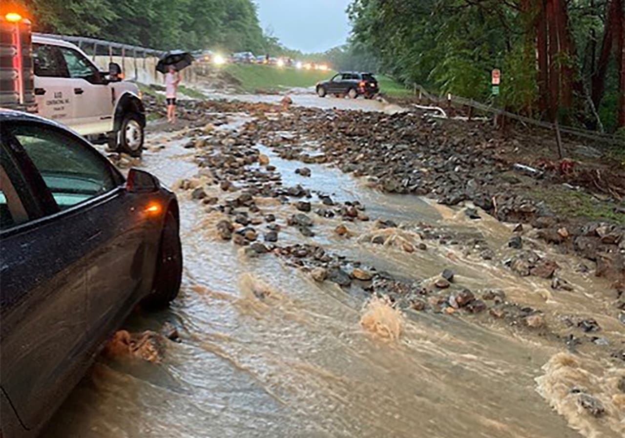 Un tramo de la carretera Palisades lució inundado y dañado por el agua junto al puente Bear Mountain.