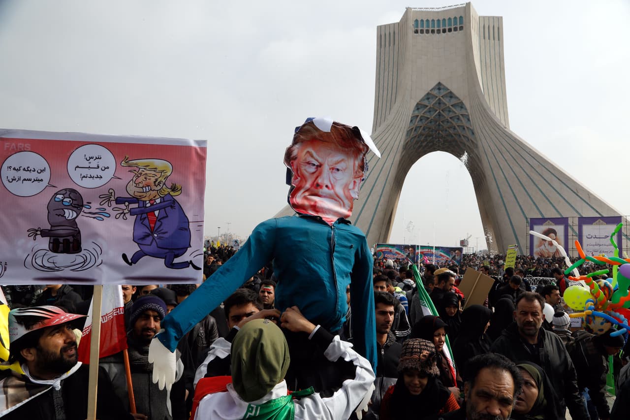 Un muñeco con la figura de Donald Trump en el aniversario de la Revolución Islámica iraní en Teherán. "En realidad agradecemos al nuevo presidente. Le damos las gracias porque hizo más fácil para nosotros revelar el verdadero rostro de Estados Unidos", dijo el ayatolá Ali Jamenei, dos días antes de la celebración.