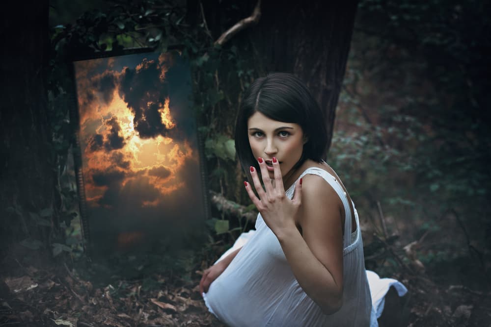Muchos consideran al espejo como una "puerta" a esa otra dimensión que es el mundo astral. Si te atreves puedes convertir tu espejo en una ventana al otro mundo, a esa dimensión que se encuentra detrás del universo visible.
