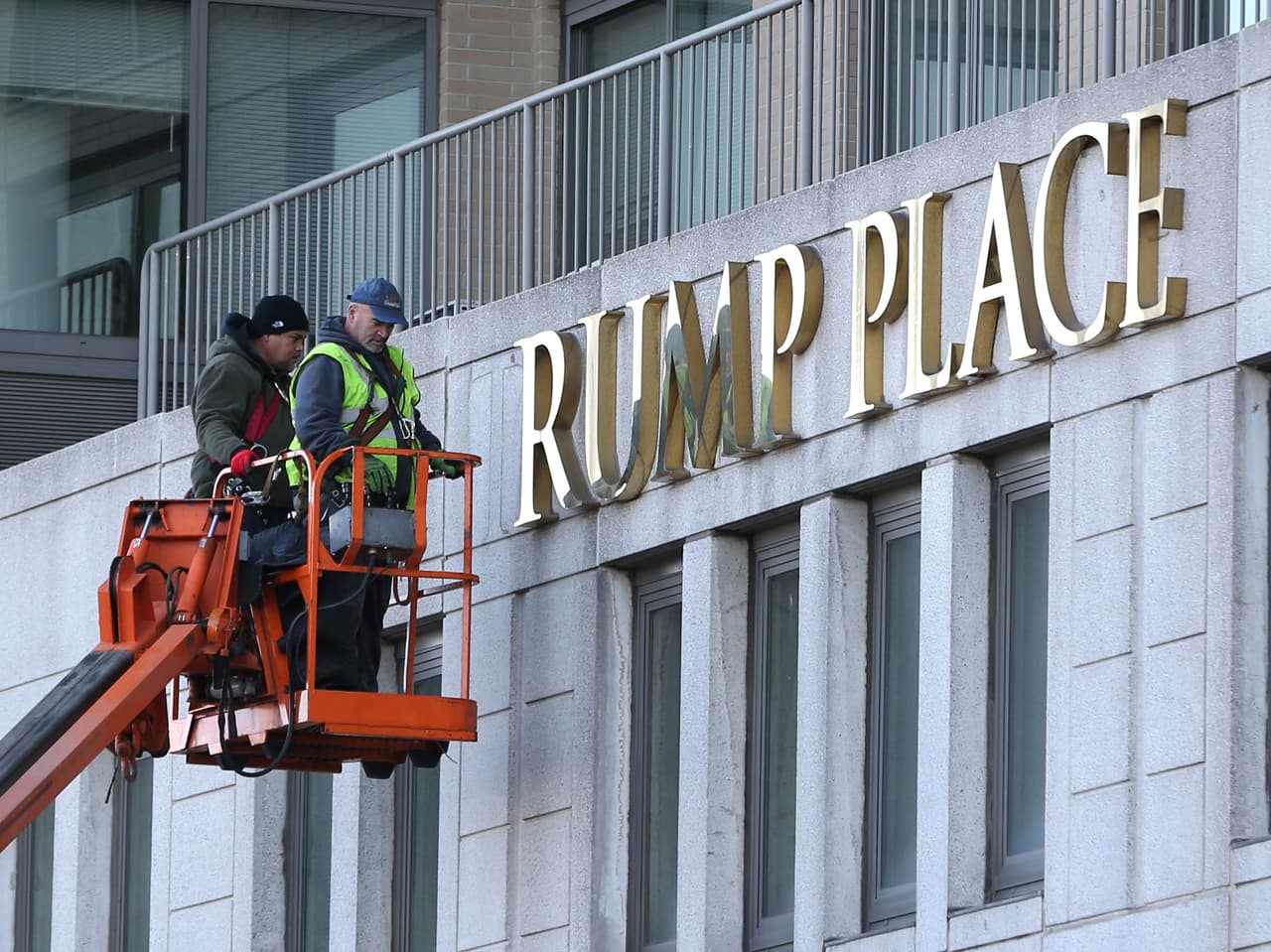 Los trabajadores retiran el nombre del presidente electo de la fachada del edificio Trump Place en Nueva York, este miércoles 16 de noviembre de 2016. La petición firmada por cientos de inquilinos dice que están avergonzados de vivir en un sitio asociado con el presidente electo republicano.