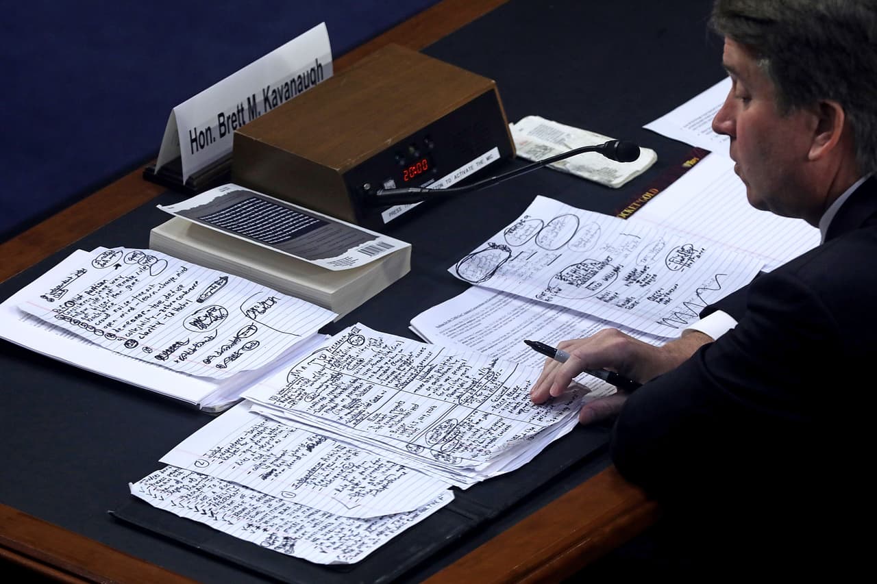 <b>Apuntes para la defensa. </b>Los senadores demócratas cuestionaron en el interrogatorio su posición sobre el aborto ya que un hipotético voto en contra en el máximo tribunal 
<a href="https://www.univision.com/noticias/politica/aborto-lealtad-a-trump-y-otros-puntos-clave-de-la-audiencia-de-confirmacion-de-kavanaugh">podría revertir la decisión que en 1973</a> autorizó el aborto en todo el país, 
<a href="https://www.univision.com/noticias/abortos/el-derecho-al-aborto-en-eeuu-esta-en-peligro-con-la-partida-de-kennedy-de-la-corte-suprema">Roe v. Wade</a>. Los legisladores indagaron sobre su lealtad al presidente Donald Trump y preguntaron sobre la posibilidad de que el el presidente se auto perdone. “No voy a responder preguntas hipotéticas de ese tipo”, afirmó.