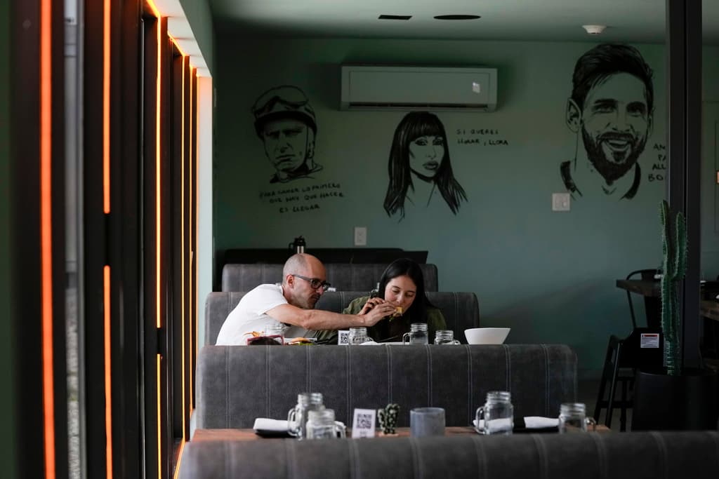 <h2 class="cms-H2-H2"><b>El meme de Messi </b>“¡Andá pa’ alla bobo!” está aquí</h2>
<br>En otro restaurante llamado Kao Bar & Grill, en el área de Hallandale Beach, al norte de Miami Beach, el meme de Messi “¡Andá pa’ alla bobo!” quedó inmortalizado acompañando un boceto gigante del futbolista en una de las paredes del comedor.
<br>
<br>
<a href="https://goo.gl/maps/hLUPiaKVZtHZgPGR7" target="_blank">Kao Bar & Grill,11 NE 1st Ave, Hallandale Beach.</a>
<br>