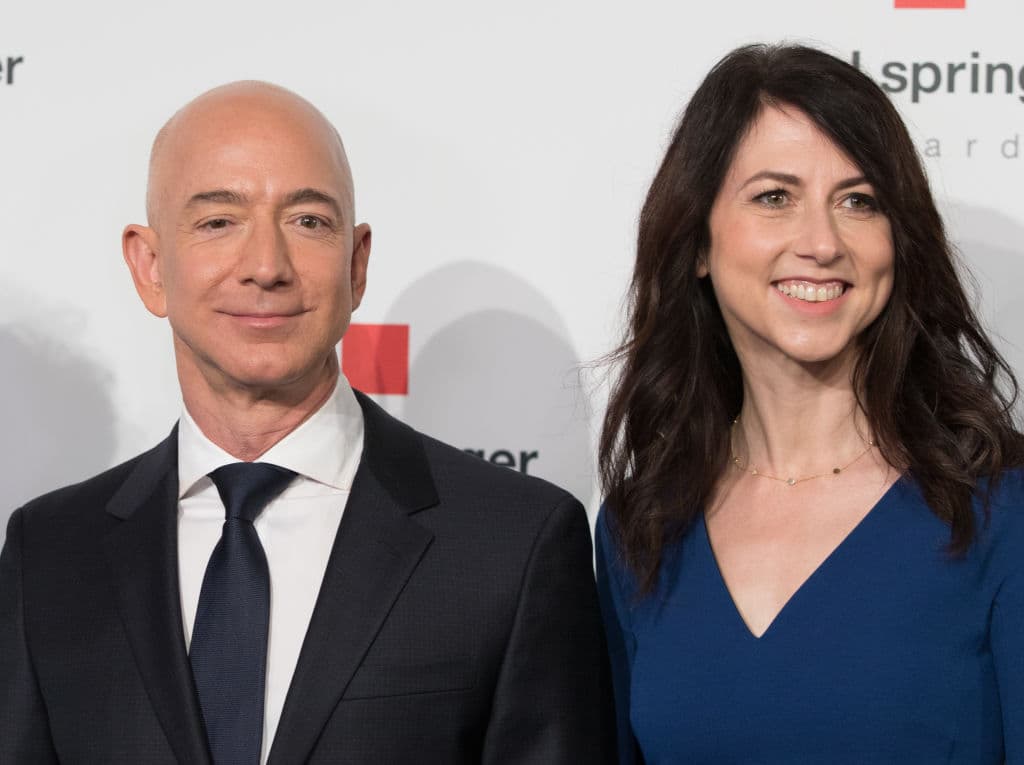 Actualmente Mackenzie está casada con un profesor de Ciencias del Instituto de Seattle al que acuden sus hijos y continúa donando el dinero de su divorcio. Esto debido a que es parte de la ONG The Giving Pledge, en la que igual participan millonarios como Bill Gates o Mark Zuckerberg.