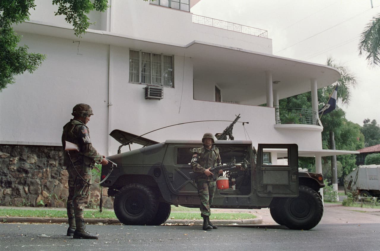 El general Noriega se refugió desde el 24 de diciembre en la Nunciatura Apostólica, allí se entregó el 3 de enero la autoridades estadounidenses, luego de dos semanas de asedio. Las fuerzas estadounidenses habían rodeado la Nunciatura y finalmente, durante tres días días y sus noches colocaron música Heavy Metal hasta lograr que el dictador aceptara la recomendación del Nuncio Sebastián Noboa, quien le convenció de entregarse. En la fotografía, soldados estadounidenses frente a la Nunciatura Apostólica, donde Manuel Antonio Noriega esperaba ser asilado.