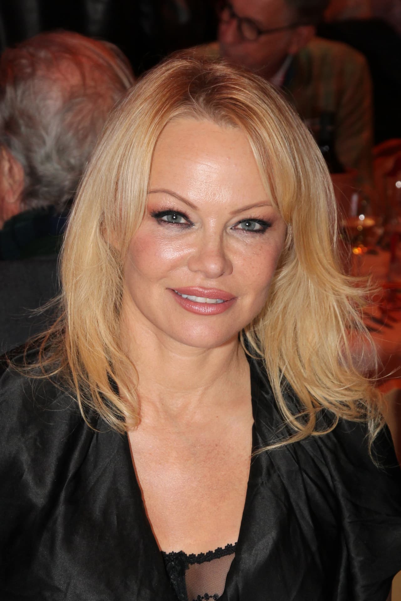 "Estoy exactamente donde necesito estar, en los brazos de un hombre que me ama", le dijo la actriz a 
<b><a href="https://www.dailymail.co.uk/news/article-9176427/Pamela-Anderson-ties-knot-bodyguard-intimate-Christmas-Eve-ceremony.html" target="_blank">Daily Mail TV</a></b>.