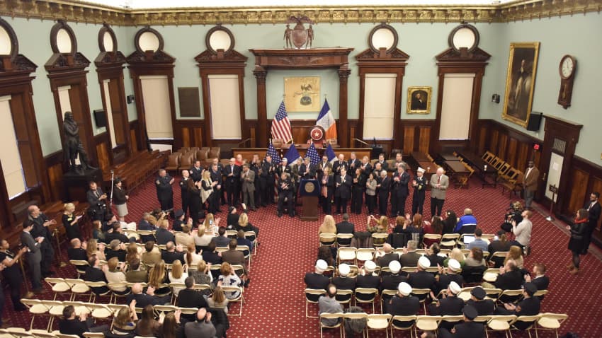 Miembros del Concejo Municipal está pidiendo al alcalde Bill de Blasio que retire la 
<b>estatua de Thomas Jefferson de la Alcaldía</b>. Jefferson era dueño de cientos de esclavos y creía que los negros eran inferiores a los blancos.