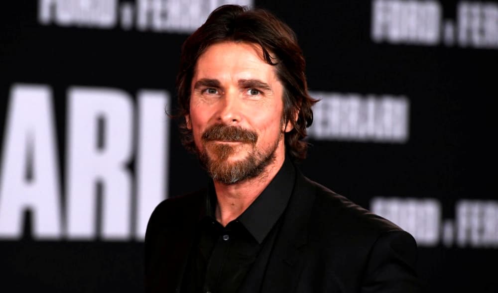 <b>Christian Bale </b>
<br>Desde muy joven, el actor comenzó su carrera artística, y gracias a su poder multifacético ha encabezado diversas cintas exitosas.