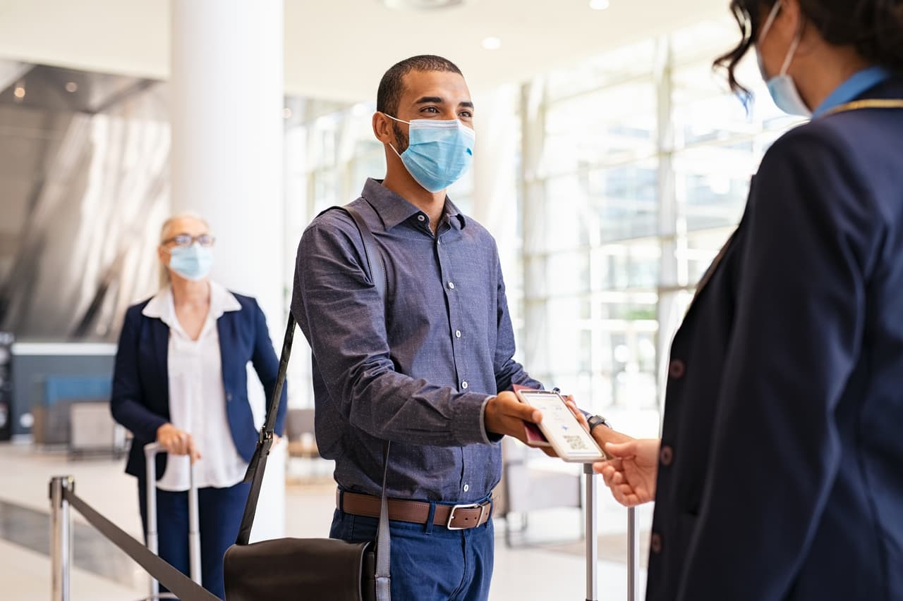 Los negocios pueden decidir si quieren mantener los requisitos de mascarilla en interiores y los lugares de trabajo también pueden mantener los mandatos de mascarilla. 
<br>
<br>Pero Murphy dijo que estaría prohibido que cualquier negocio exigiera a las personas quitarse las mascarillas antes de entrar.