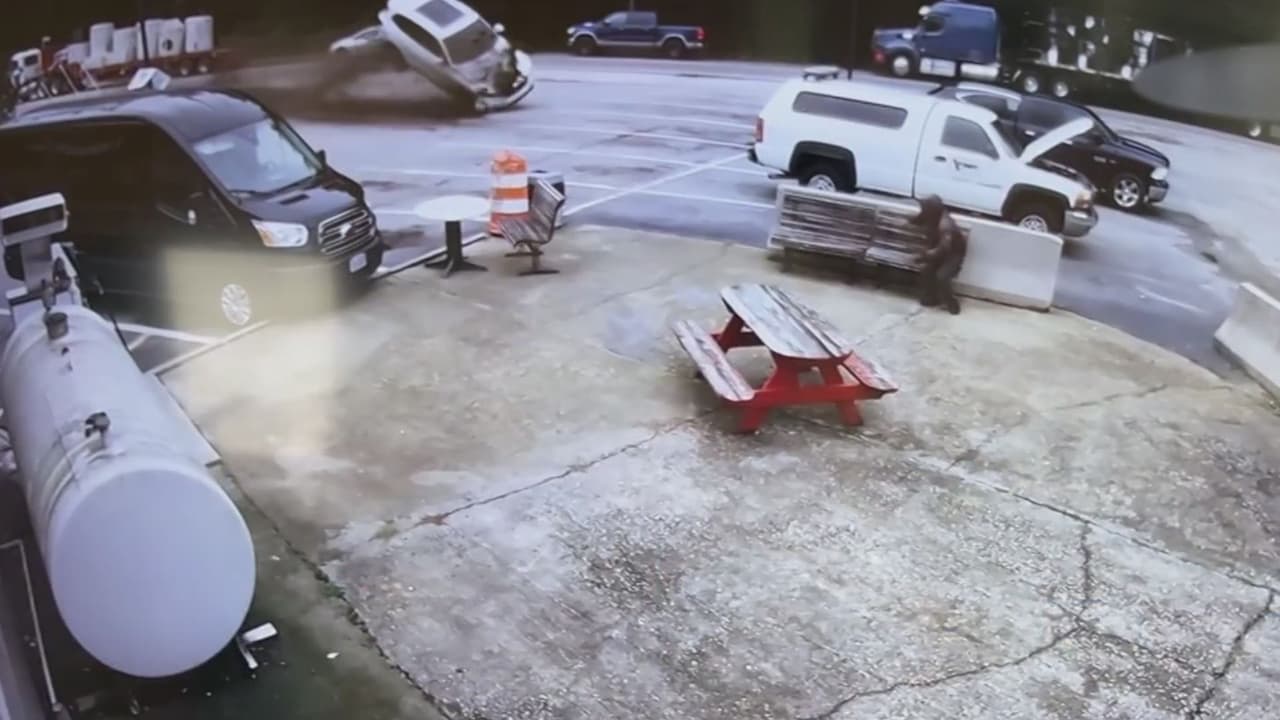 El momento en que un auto sale volando y se estrella en una gasolinera tras una persecución policial