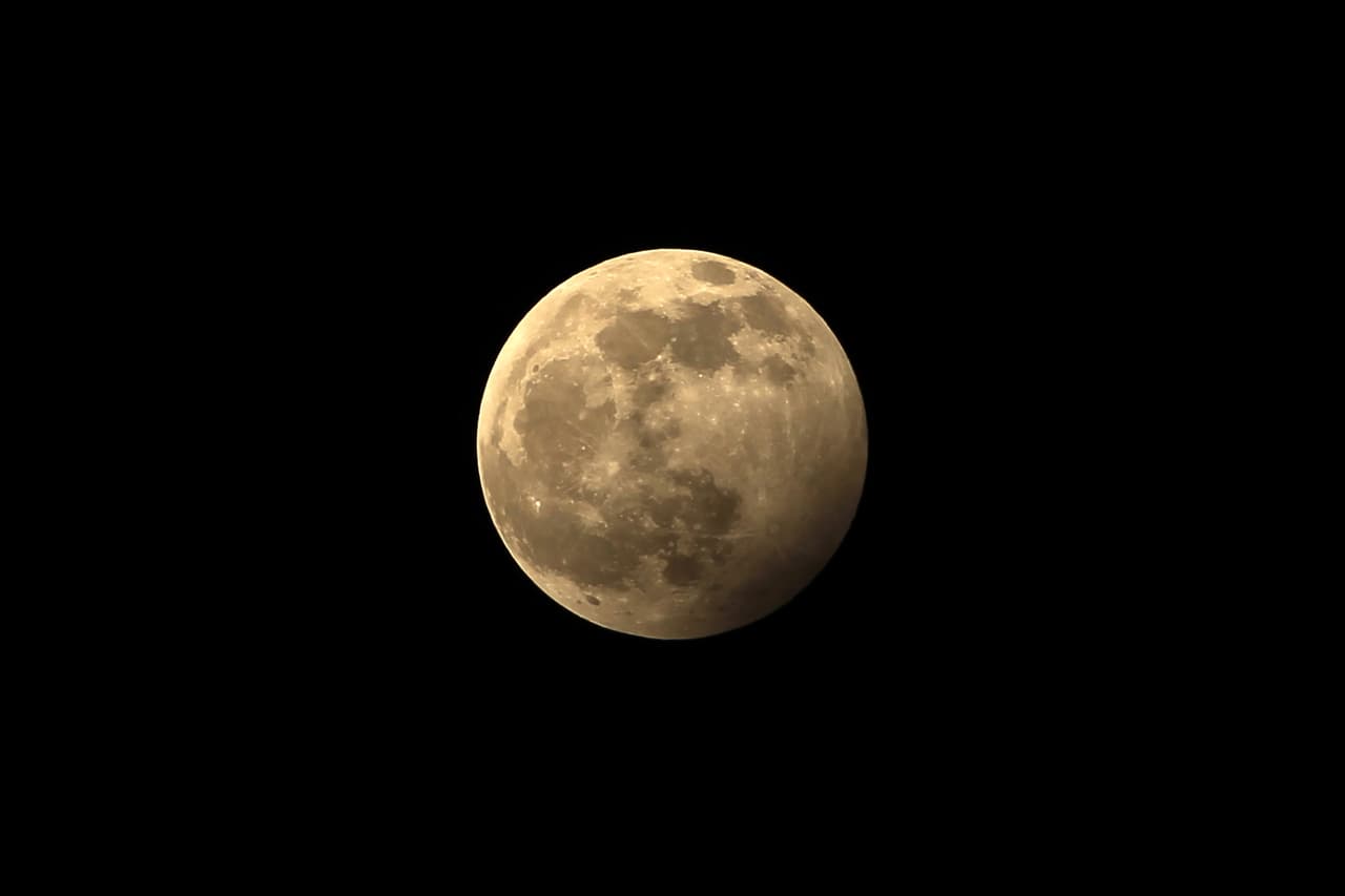 De acuerdo con la 
<a href="https://moon.nasa.gov/news/161/super-blood-moon-your-questions-answered/" target="_blank">NASA</a>, en la madrugada del miércoles 
<b>se verá "la más grande superluna del año"</b> que, además, estará acompañado de un eclipse lunar total.
