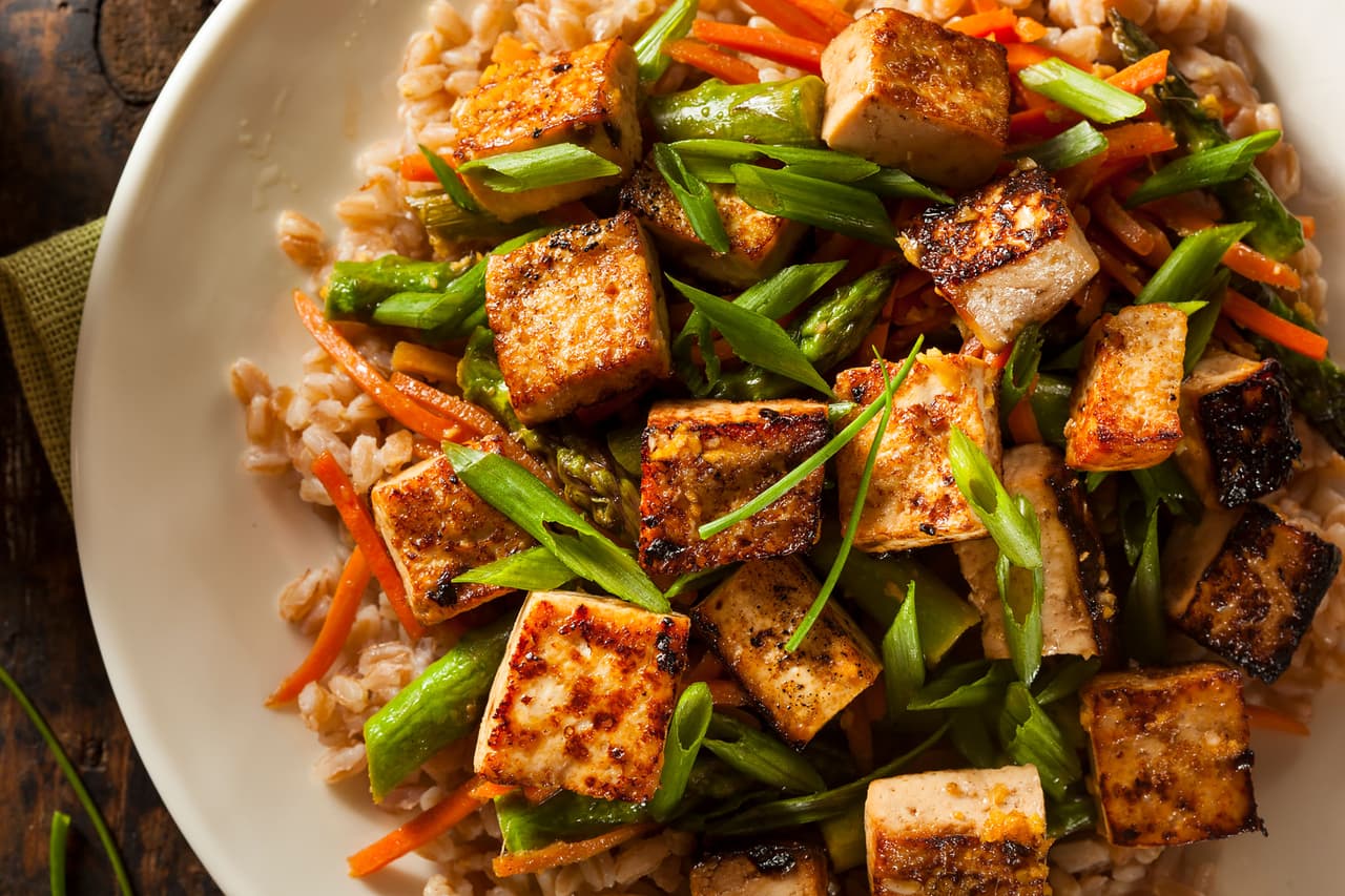 <b>Puesto 20. Tofu </b>
<br>
<br>Emisión de gases de efecto invernadero para producir un kilogramo de producto: 3.2 kilogramos de CO2.
<br>
<br>Tierra necesaria para producir un kilogramo de producto: 3.5 metros cuadrados.
<br>
<br>Agua dulce necesaria para producir un kilogramo de producto: 148.6 litros.
<br>
<br>El tofu es un alimento preparado a base de leche de soya, muy popular en la comida oriental. Esta galería se basa en un investigación publicada por la revista Science en 2018 citada en un ranking del portal 24/7 Wall Street.
<br>