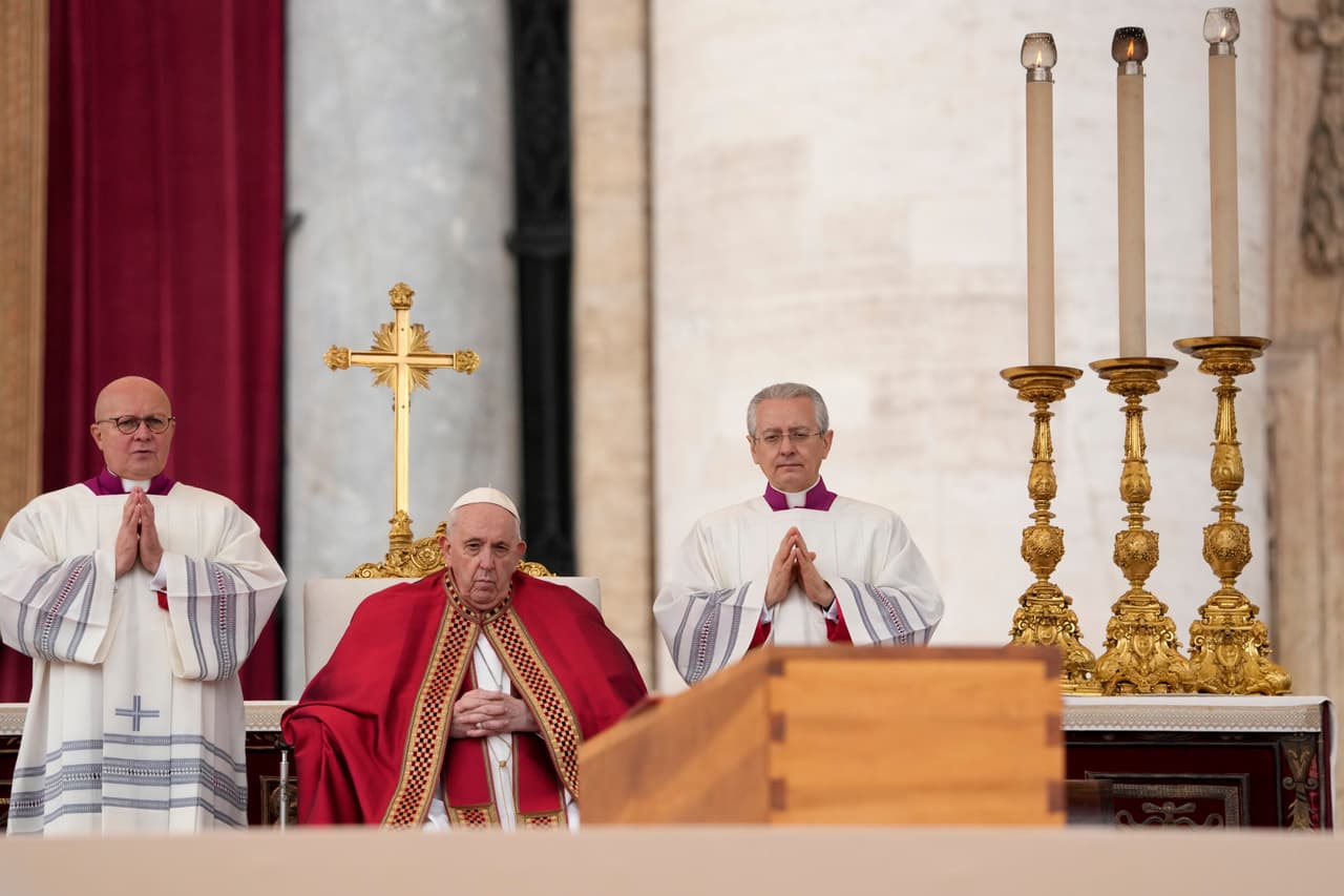 <b>5 de enero de 2023</b> - Francisco presidió el funeral del papa emérito Benedicto XVI en la Plaza de San Pedro, cerrando un insólito capítulo en los dos mil años de historia de la Iglesia católica. La renuncia de Benedicto XVI en 2013 allanó el camino para la elección de Francisco, y los dos hombres vivieron uno al lado del otro en el Vaticano durante una década como papa jubilado y reinante.