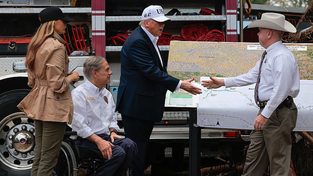 Trump visita las zonas devastadas por inundaciones en Texas y se reúne con familiares de víctimas