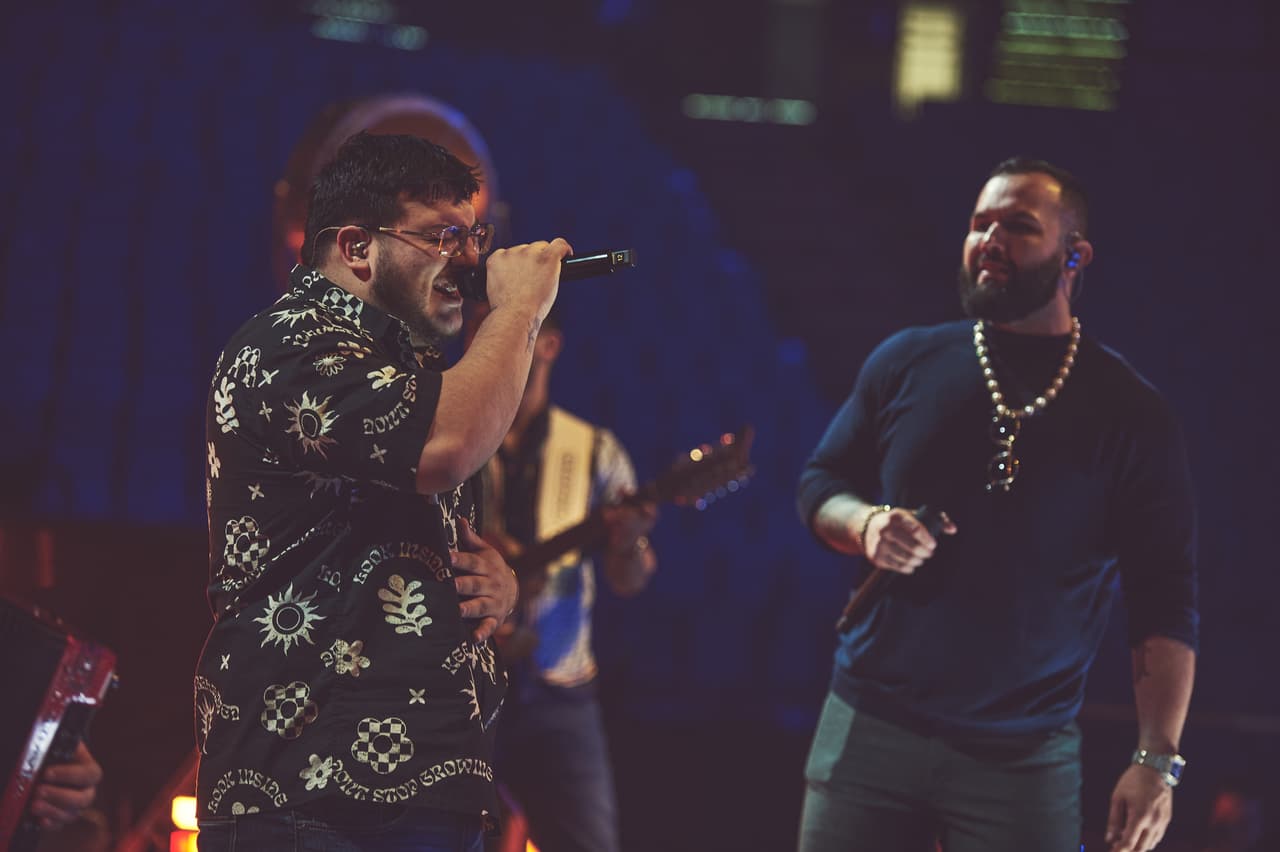 A Pepe lo acompañaron los artistas del regional mexicano 
<b>Grupo Frontera</b> y 
<b>Carín León, </b>quien presenta en estos Latin AMAs su más reciente hit ‘Mil Maneras De Morir’, y ‘Que Vuelvas’, por primera vez en TV con la agrupación.