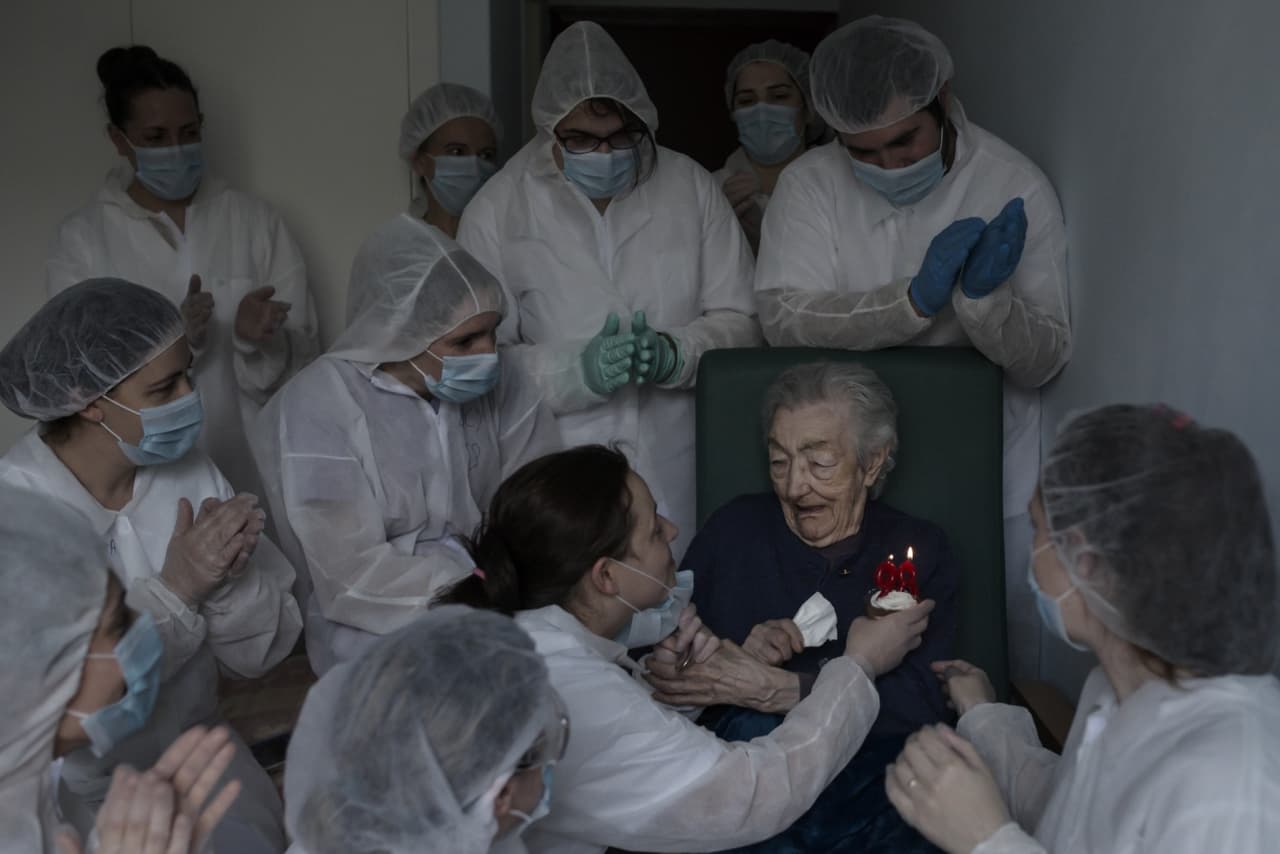 <b>‘Cumpleaños’ </b>
<br>
<br>Primer lugar en la categoría ‘covid-19’, creada para reconocer las imágenes más destacadas sobre de la pandemia.
<br>
<br>“Los trabajadores del asilo San Carlos de Celanova (España) celebran el cumpleaños 98 de Elena Pérez, quien había superado el coronavirus dos semanas atrás", explicó el premio sobre esta foto. "Nueve residentes murieron en este hogar de ancianos y más de 40 dieron positivo a la enfermedad”, añandió.
<br>