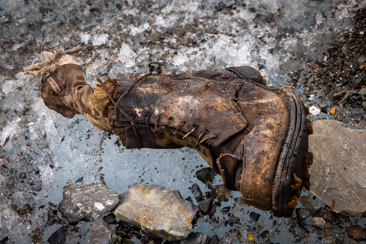 Un equipo dirigido por Jimmy Chin ha descubierto un calcetín bordado con la palabra "A.C. Irvine" junto con una bota en el glaciar central de Rongbuk, debajo de la cara norte del monte Everest. Se trata de la primera prueba posible de la muerte de Irvine desde que desapareció durante una expedición en 1924.
