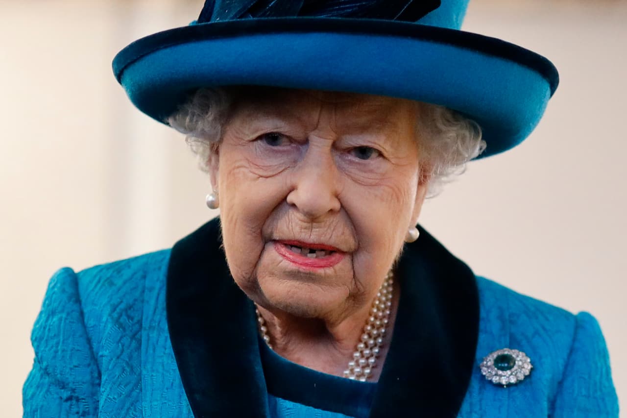 Al concluir 
<b><a href="https://www.univision.com/famosos/este-lunes-la-familia-real-se-reunira-para-discutir-el-futuro-del-principe-harry-y-meghan-markle">la primera de una serie de reuniones</a></b> que habrá sobre la transición, la reina Isabel II emitió unas declaraciones que medios como 
<b>BBC</b> y 
<b>The Guardian</b>, entre otros, reprodujeron de inmediato.