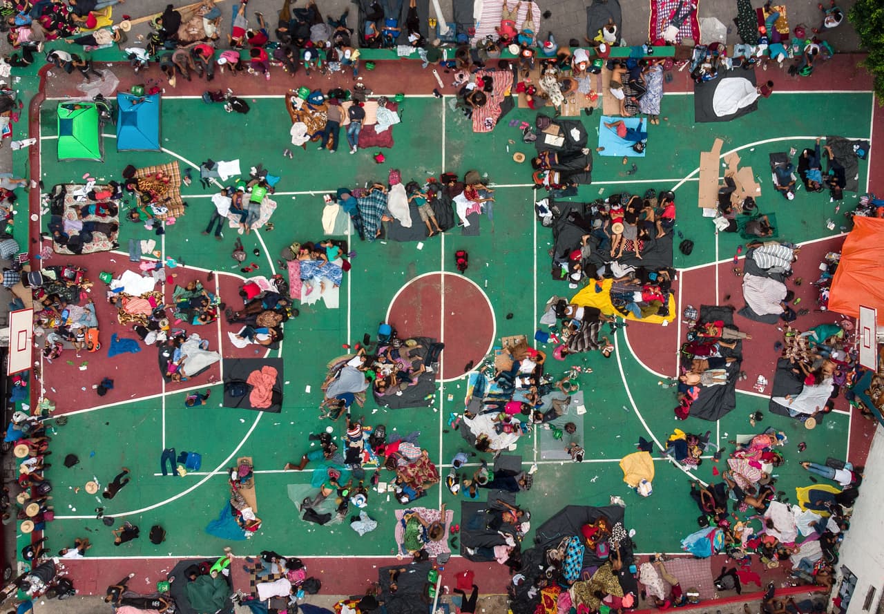 Los migrantes centroamericanos tomaron un descanso en un gimnasio en San Pedro Tapanatepec. Según datos de la agencia de la ONU para los refugiados (ACNUR), hasta unas 7,000 personas llegaron a conformar la caravana que inició en San Pedro Sula, Honduras, el 13 de de octubre de 2018.
