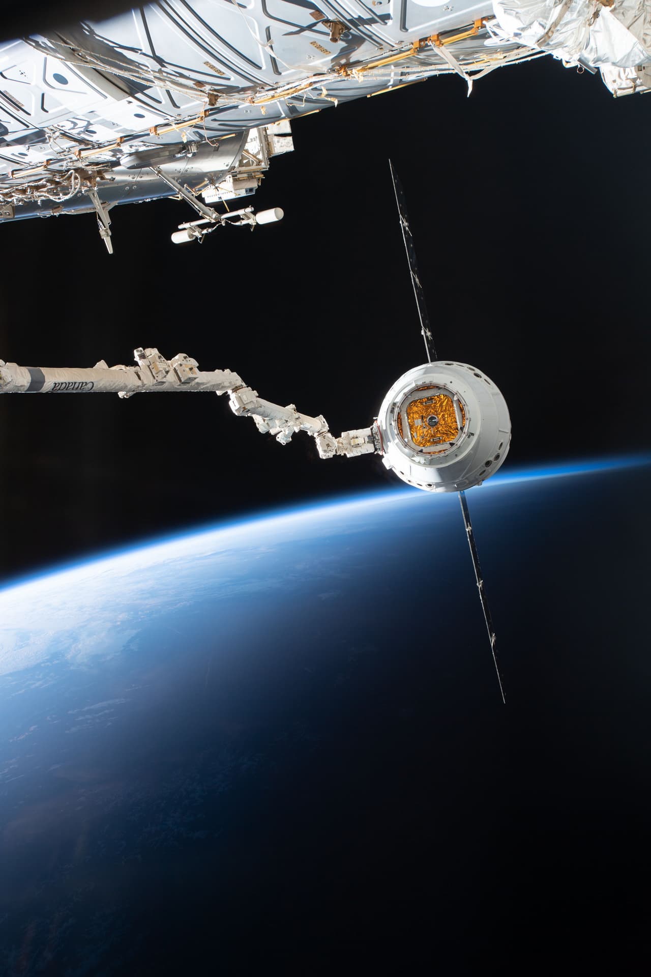 Naves cargadas con abastecimiento, nuevos instrumentos que serán sometidos a pruebas y transportes con astronautas de diferentes países se acoplan a la estación periódicamente. En la fotografía la llegada de
<a href="https://www.univision.com/noticias/ciencia/dragon-la-capsula-de-tripulaciones-de-spacex-llego-este-domingo-a-la-estacion-espacial-internacional"> <u>Dragon, una nave que lleva carga y personas fabricada por SpaceX</u></a>. “¡El entrenamiento en robótica fue útil hoy!. Ayudé a capturar a Dragon de SpaceX con un brazo robótico (…). ¡Ahora es tiempo de desempacar!”, escribió Hague junto a la foto.