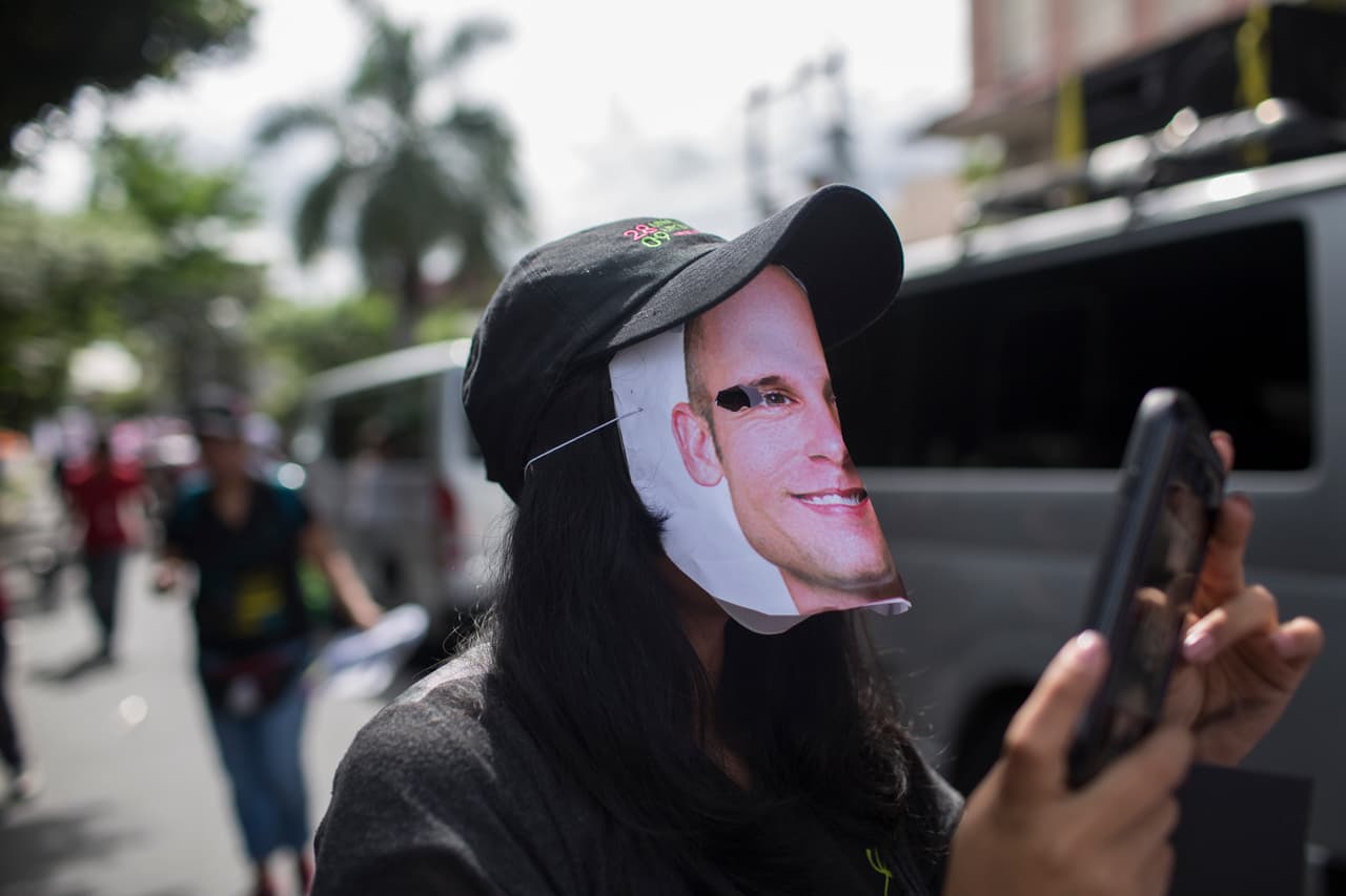 Una manifestante lleva puesta una máscara del diputado de derecha Ricardo Andrés Velásquez Parker, quien en el 2016 introdujo una ley que podría aumentar las penas de prisión por aborto de ocho a 50 años.