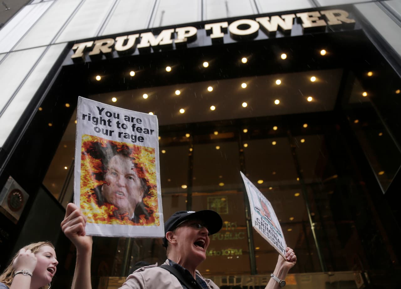 “Tienes razón al temer nuestra ira” con la foto de Kavanaugh de fondo, se lee en un cartel frente a la entrada principal de la Torre Trump en Nueva York.