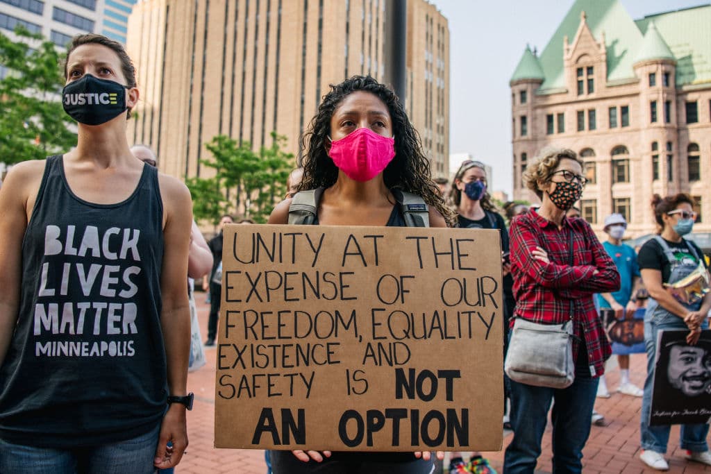 Floyd fue asesinado por el entonces agente de la policía de Minneapolis Derek Chauvin el 25 de mayo de 2020, un suceso que supuso 
<b>un histórico punto de inflexión</b> en la conversación sobre discriminación racial y abusos policiales en EEUU. 
<br>