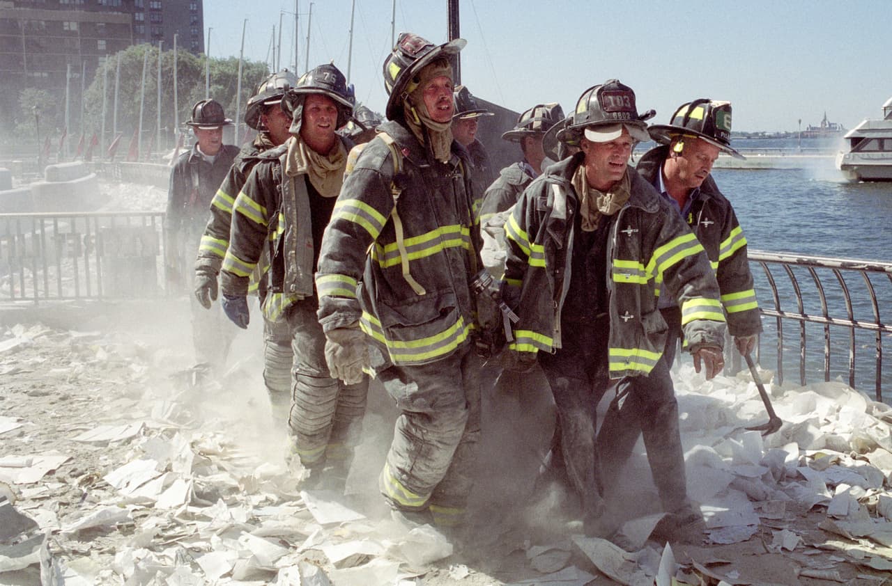 Bomberos de Nueva York asisten a su compañero Al Fuentes, 
<a href="https://www.nydailynews.com/news/national/9-11-survivors-court-proceedings-alleged-conspirators-article-1.1377524"><u>quien quedó enterrado bajo los escombros</u></a> después del derrumbe.