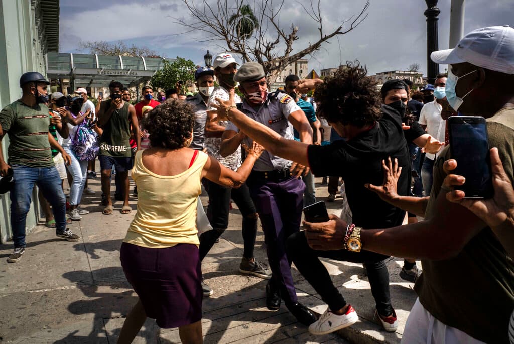La AP constató al menos una veintena de detenciones de personas que eran llevadas en automóviles policiales o particulares con agentes de civil. En San Antonio de los Baños fue particularmente intensa la protesta donde se escucharon hasta insultos al gobernante cubano, Miguel Díaz-Canel.