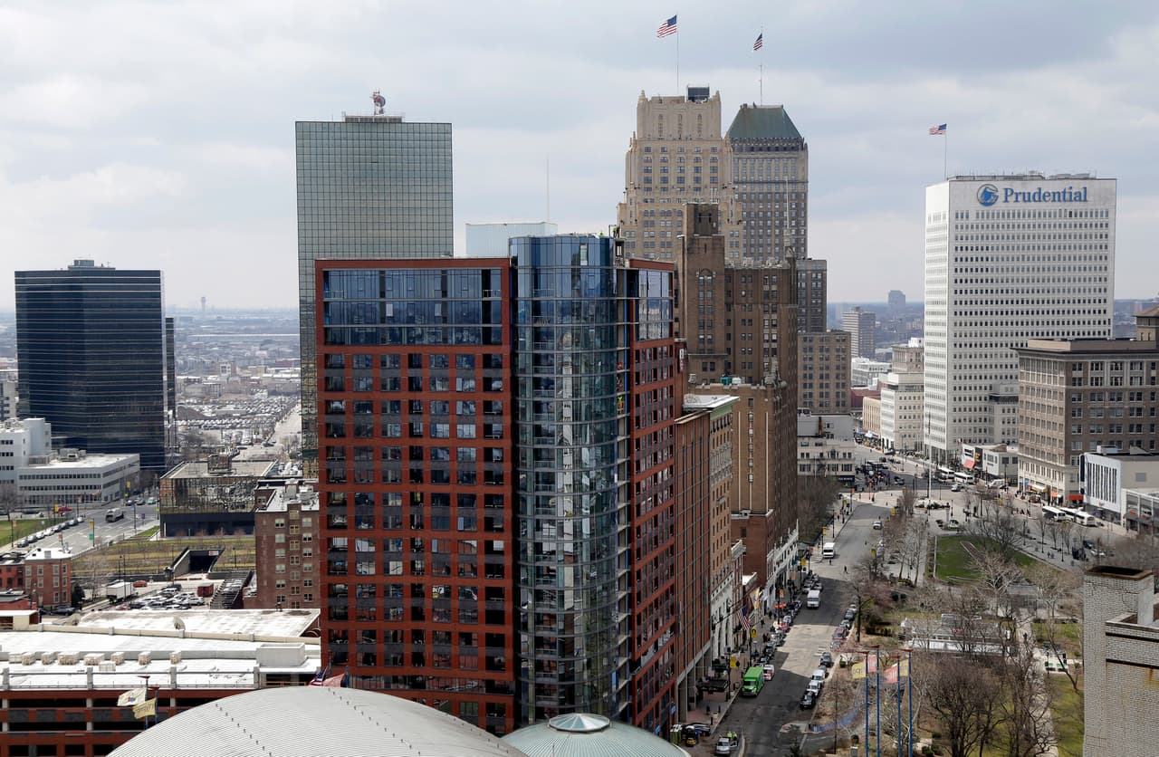 <b>Puesto 5: Nueva Jersey. </b>Fuerza laboral en industrias de alto riesgo: 17.4% del total. Solicitudes de desempleo: 18.3% (817,601). Cantidad de casos de covid-19 por cada 10,000 habitantes: 124.8. Cantidad de fallecidos por la enfermedad por cada 10,000 habitantes: 6.8. Tasa de desempleo proyectada para julio: 15.6%.