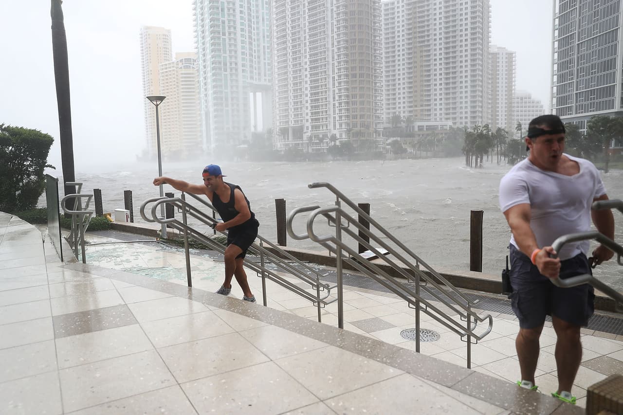 Otra imágen de la desembocadura del río Miami hacia la bahía que bordea la ciudad. El río tuvo desbordes que inundaron el centro y partes del centro financiero.