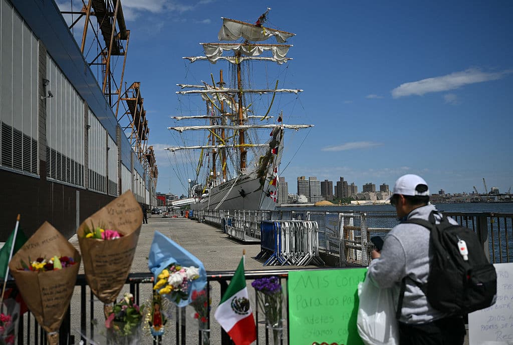 La Junta Nacional de Seguridad en el Transporte (NTSB) descartó emitir conclusiones prematuras sobre las causas del 
<b><a href="https://www.univision.com/noticias/estados-unidos/choque-del-buque-mexicano-cuauhtemoc-contra-el-puente-de-brooklyn-murieron-una-cadete-y-marino-informa-sheinbaum-mexican-ship-hits-brooklyn-bridge" target="_blank">accidente del buque escuela mexicano Cuauhtémoc contra el Puente de Brooklyn</a></b>, que dejó dos marineros fallecidos y 19 heridos.
<br>
<br>Sin embargo, hay algunos detalles que se dieron a conocer sobre lo que pasó previo al accidente. Esto es lo que se sabe hasta ahora.