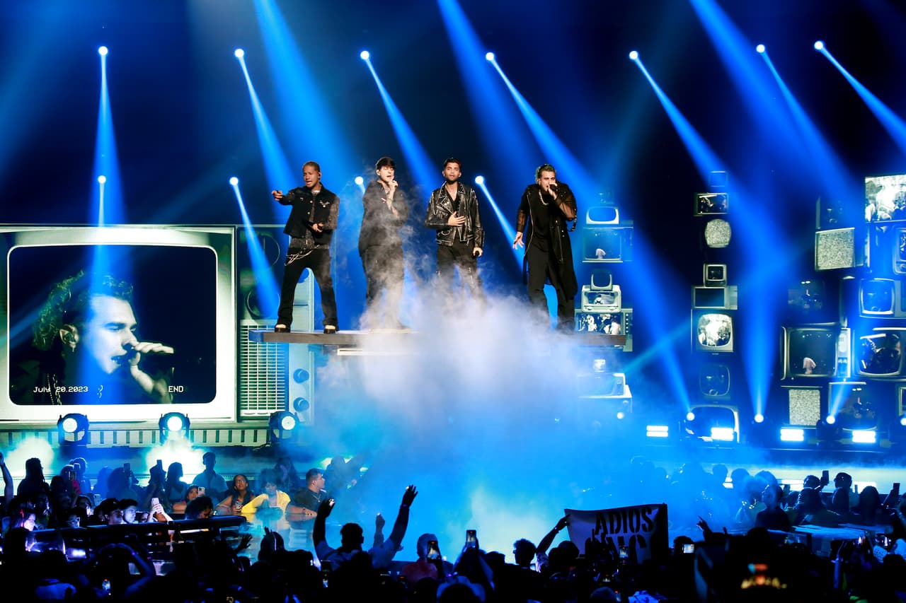 CNCO anuncia en medio de su concierto en México, el estreno de su nueva serie '4EVER' 