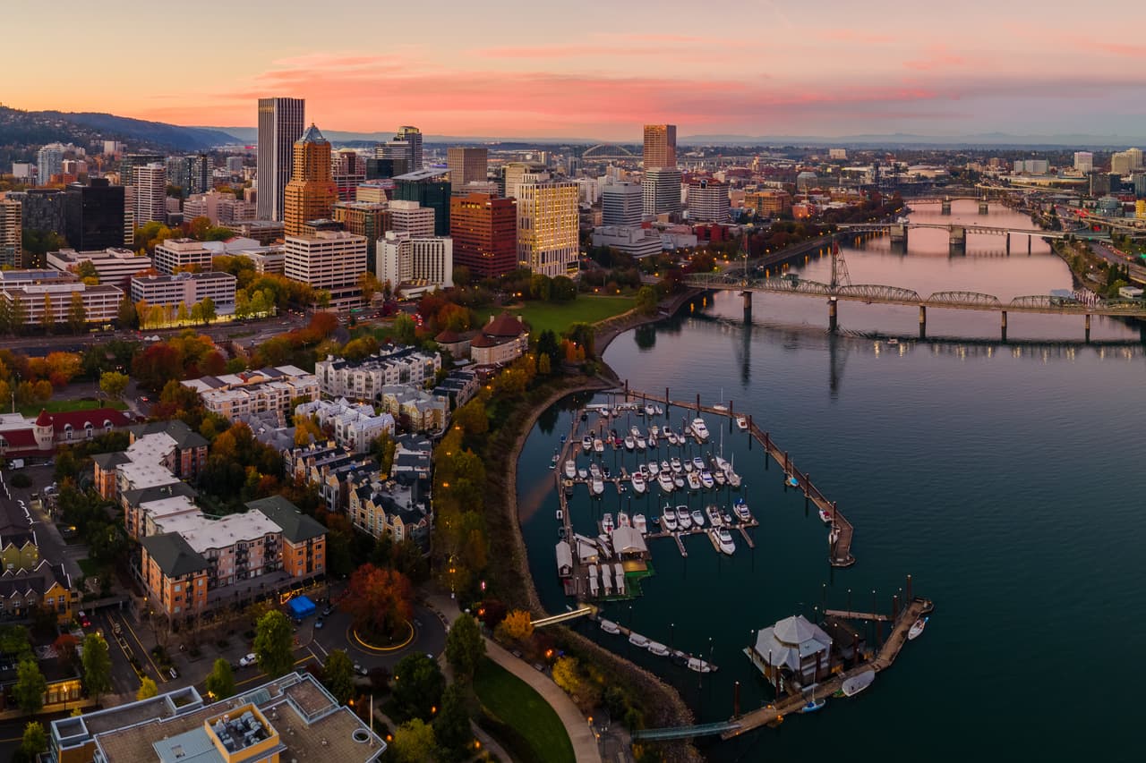 <h3 class="cms-H3-H3">13. Portland-Vancouver-Hillboro, Oregon-Washington</h3>
<br>
<br>➡️ 
<b>Precio promedio, mayo 2022:</b> $598,000
<br>
<br>➡️ 
<b>Aumento en el precio promedio, de mayo de 2021 a mayo de 2022: </b>+8.7%
<br>
<br>➡️ 
<b>Promedio de días que dura una casa en el mercado: </b>26
<br>
