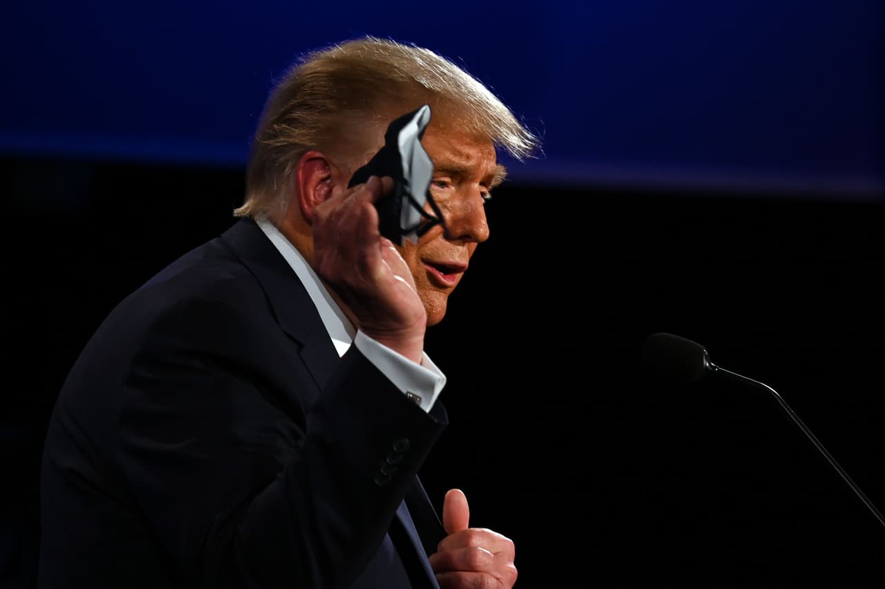 Biden acusó a Trump de ser responsable de las consecuencias catastróficas de la pandemia de Covid-19 en Estados Unidos, y que no se haya promovido el uso de la mascarilla. En ese momento el mandatario sacó una que traía guardada en su saco y dijo que la utiliza cuando cree que hace falta.