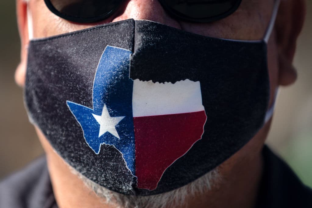 Gobernador de Texas prohíbe mandato de mascarilla en escuelas públicas y otras entidades gubernamentales