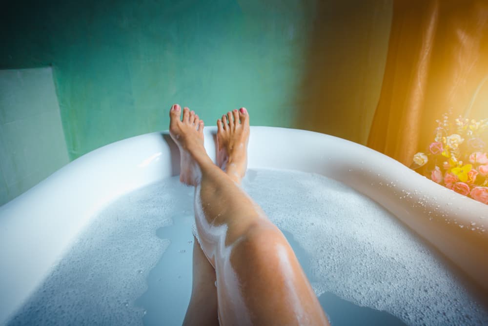 Toma un baño relajante. Además de descansar con el agua caliente, puedes prender unas velas, un incienso, poner también ahí tu música y tomarte un tiempo personal para abrir tu mente y dejar fluir la mala energía, para que se vaya de donde vino.