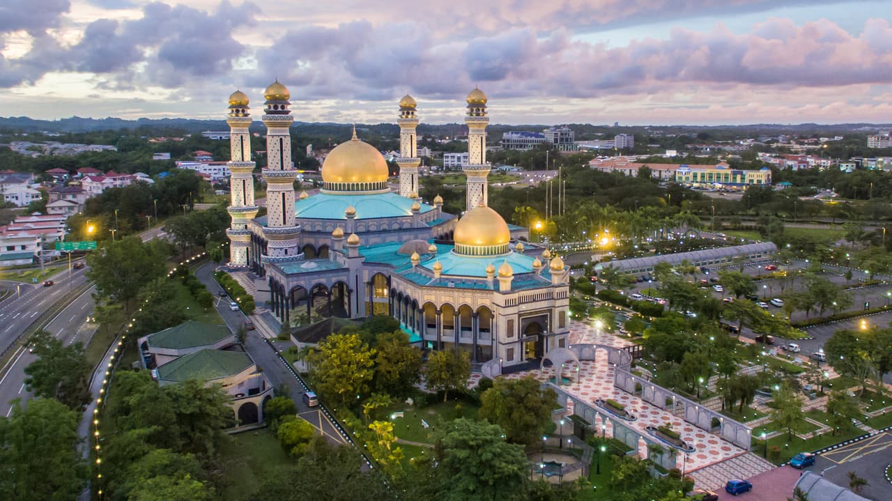<h3 class="cms-H3-H3">20. Brunei</h3>
<br>
<br>➡️ 
<b>Porcentaje de población nacida en otro país: </b>25.59%
<br>
<br>➡️ 
<b>Total de población inmigrante: </b>111,959
<br>
<br>➡️ 
<b>Población: </b>437,483
<br>