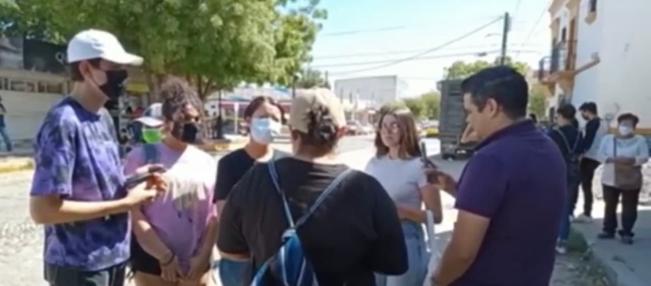 Decenas de familiares, amigos y gente indignada 
<b>se han acercado hasta la estética donde trabajaba Itzel para honrarla con una veladora o algunas rosas</b>, con la firme promesa de que harán todo para que su agresor tenga un castigo ejemplar. 
<br>