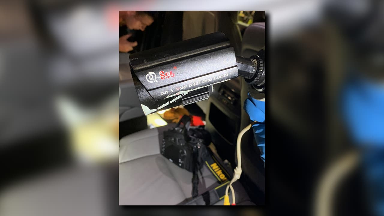 El aparato tiene pintura beige a un lado. Un cable conector rojo y uno amarillo y parece haber sido desenchufado.