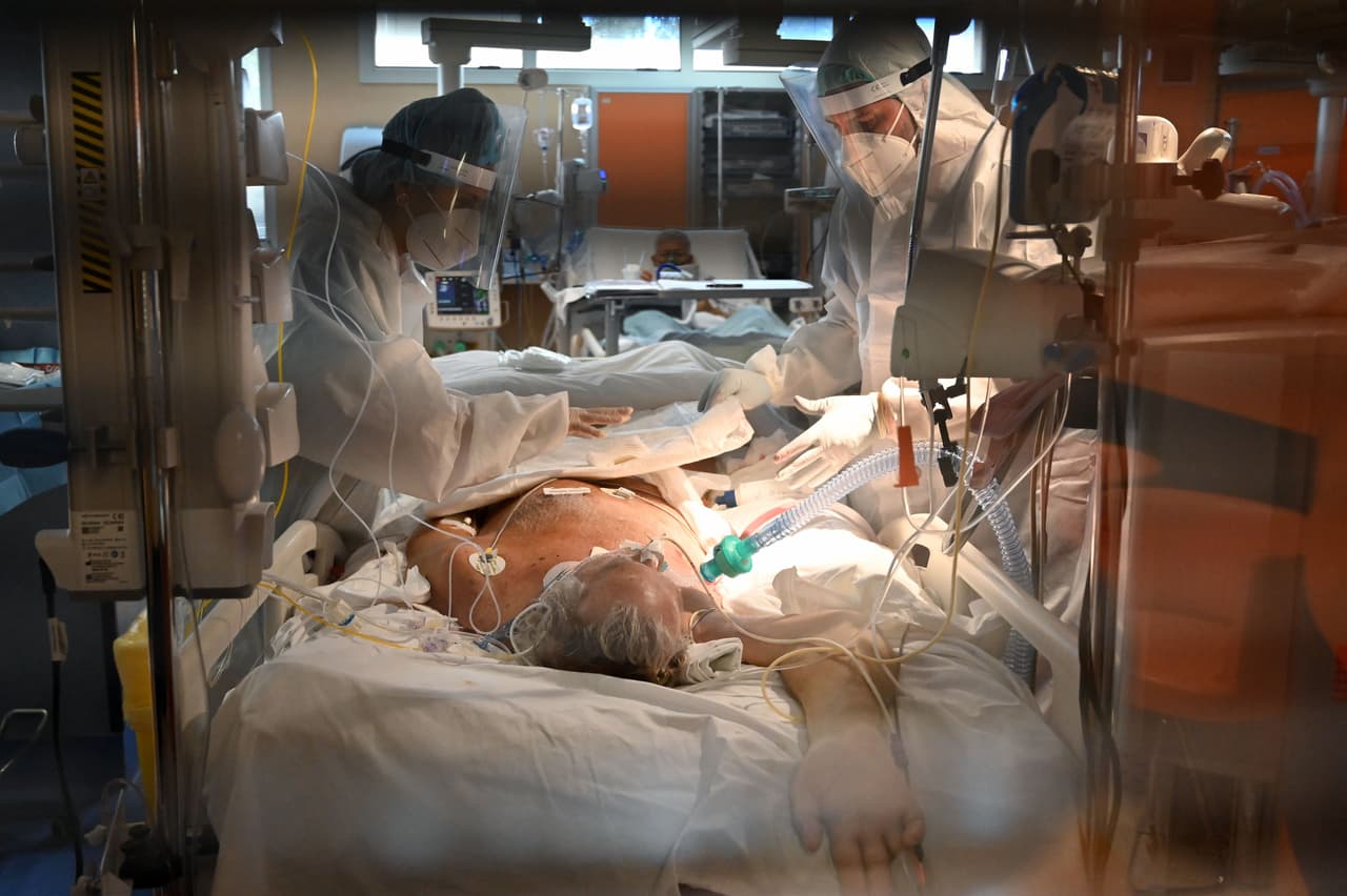 <b>19 de octubre de 2020: más de 40,000 de infectados en el mundo. </b> 
<br>
<br>En ese momento aproximadamente 1.1 millones de personas habían muerto, casi 220,000 en Estados Unidos. Esta fotografía, tomada el 22 de octubre, muestra a un paciente de covid-19 hospitalizado en Roma, Italia.