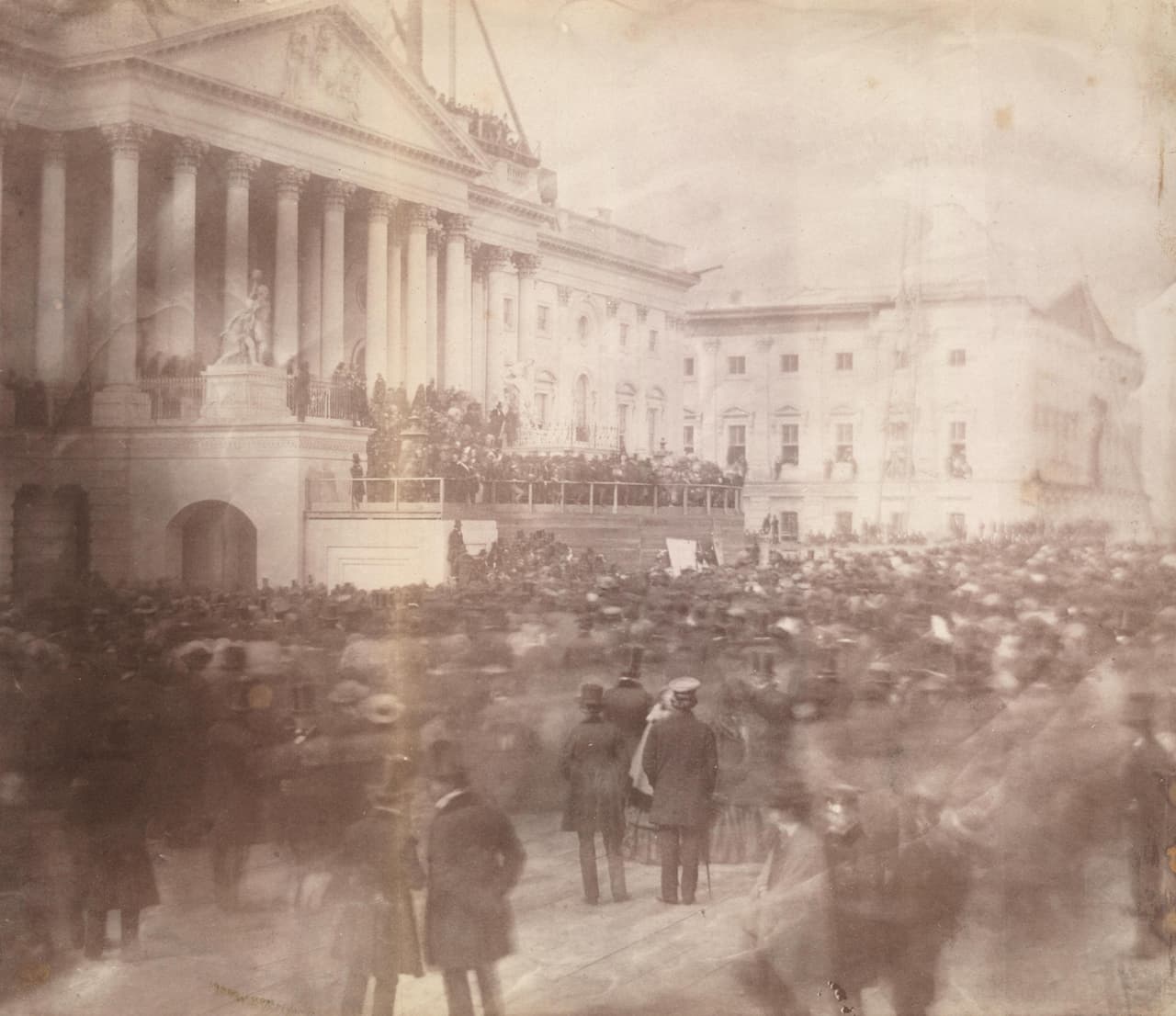 Esta imagen poco definida fue tomada en la ceremonia inaugural de James Buchanan, en 1857. Fue la primera de estas ceremonias en ser registrada en Estados Unidos con el nuevo gran invento del siglo XIX, la fotografía.