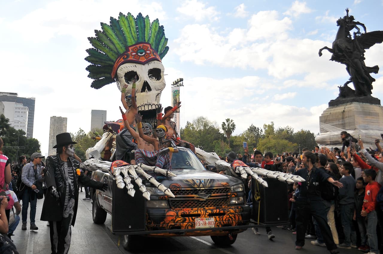 Este acto concentró a más de 100,000 personas y estuvo estructurado en tres segmentos: Viaje al Mictlán, la Muerte Niña y Pa’l Panteón, los cuales sintetizan el culto a la muerte en México desde la época prehispánica hasta la actualidad.