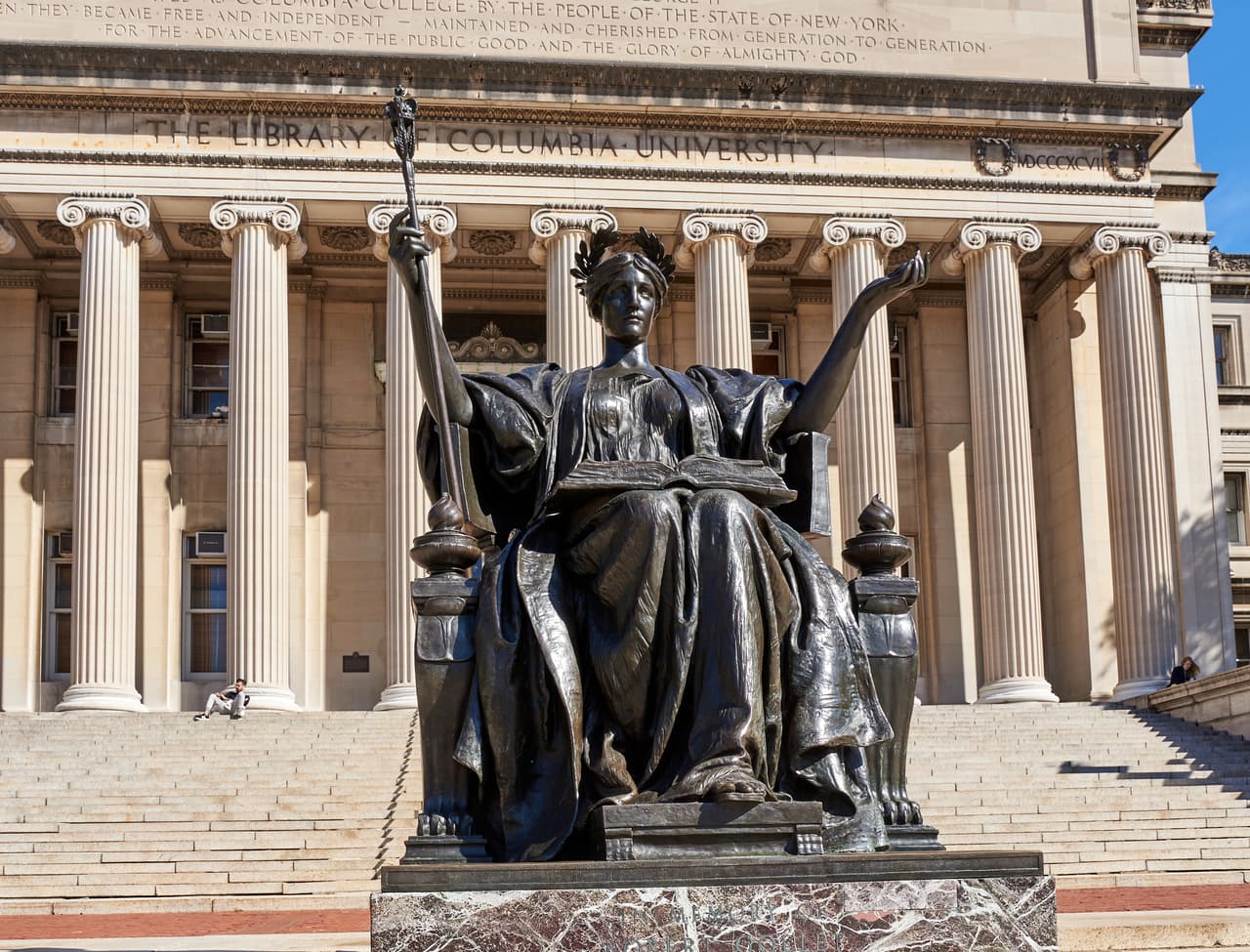 <b>Puesto 9 (empate)</b>
<br>
<br>
<b>Universidad de Columbia</b>
<br>
<br>Número de multimillonarios egresados: 11.
<br>
<br>Ubicación: Nueva York, Nueva York. 
<br>
<br>Patrimonio acumulado de estos multimillonarios: 40,900 millones de dólares.
<br>
<br>Más de la mitad de los multimillonarios egresados de Columbia obtuvieron su riqueza en el sector de las finanzas y las inversiones. Entre ellos se encuentran los administradores de fondos de cobertura Daniel Loeb y Noam Gottesman. Los dos egresados más ricos de la Universidad de Manhattan son Robert Kraft, propietario de los New England Patriots de la NFL, y Rocco Commisso, fundador de la compañía de cable Mediacom. El más reciente en la lista es James Scapa, director ejecutivo del proveedor de software de ingeniería Altair.
<br>