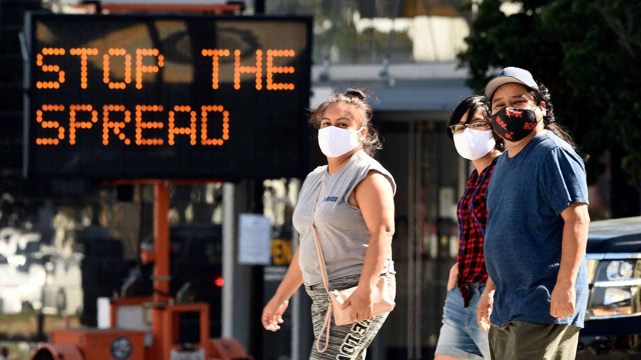 Las personas que no estén vacunadas y las que necesiten su dosis de refuerzo deben usar mascarillas, evitar reuniones con personas fuera de su hogar, viajar y comprar solo si es esencial, y elegir opciones para llevar o cenar en la acera.