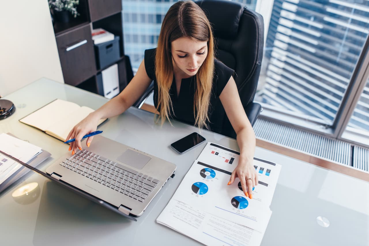 <b>Puesto 18. Analistas de gestión</b>. 
<br>
<br>Número de nuevos trabajos proyectados entre 2019 y 2029: 93,800.
<br>
<br>Salario promedio anual (2019): 85,260 dólares.
<br>
<br>Los analistas de gestión recomiendan formas de mejorar la eficiencia de una organización.