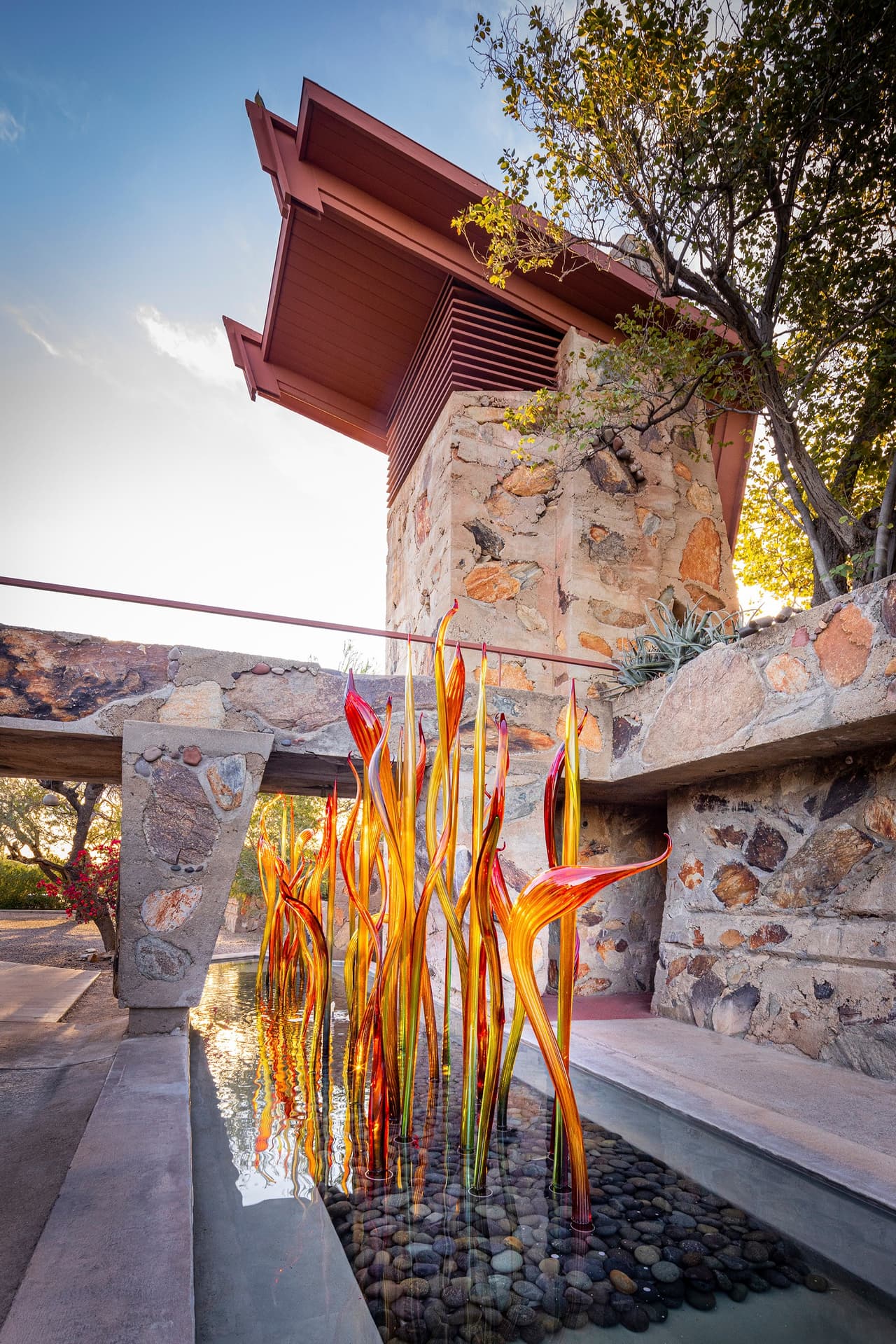 “Chihuly in the Desert exhibe seis instalaciones de arte en Taliesin West colocadas dentro del edificio, en el césped, en el agua y emergiendo del desierto mismo”, se lee en el comunicado de prensa enviado a 
<a href="https://www.univision.com/local/arizona-ktvw/">Univision Arizona</a>. Para comprar boletos para “Chihuly in the Desert”, visite 
<a href="https://www.chihulyinthedesert.org/" target="_blank">ChihulyintheDesert.org</a>.