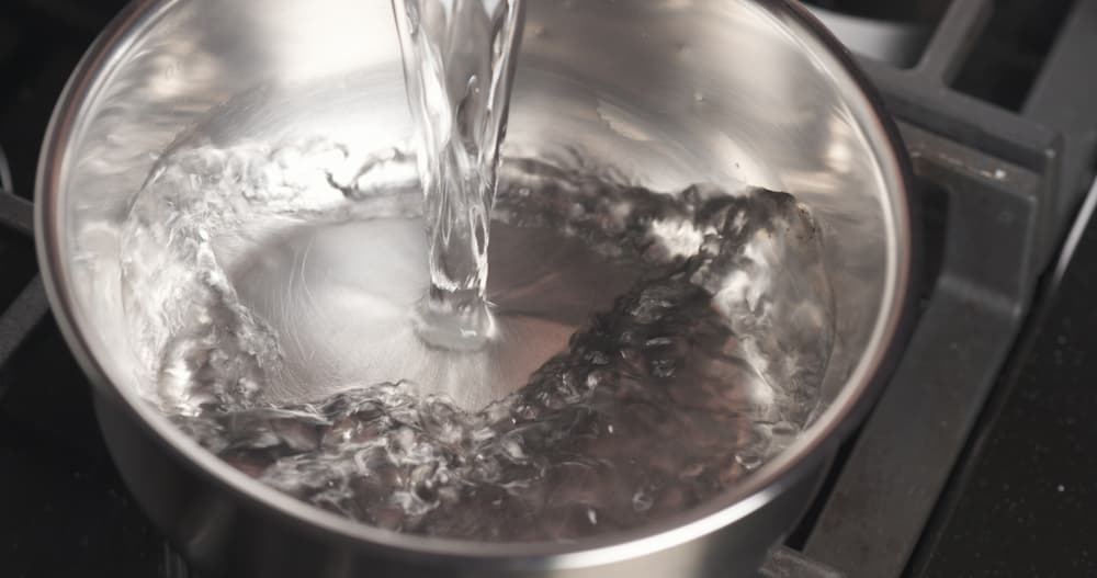 Podría pensarse entonces a la inversa, que cuando se formulan pensamientos de odio o destructivo pasaría lo mismo, sin embargo, no es así pues la propia naturaleza del agua los neutraliza y quien la bebe, aunque la hayan cargado negativamente, no experimentará daño alguno, aunque no obtendrá los beneficios que recibiría, según Emoto, si el agua hubiera sido previamente magnetizada.