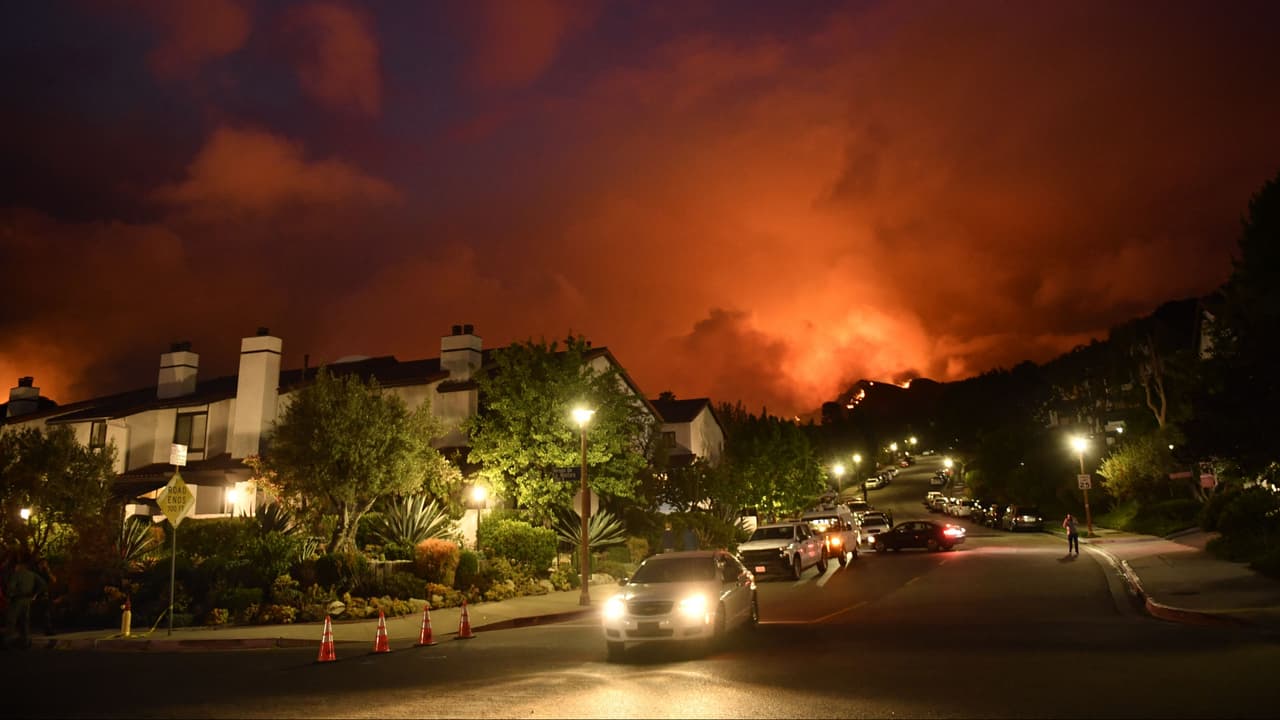 “Hay mucho declive”: las condiciones que hacen más difícil combatir el incendio en Pacific Palisades